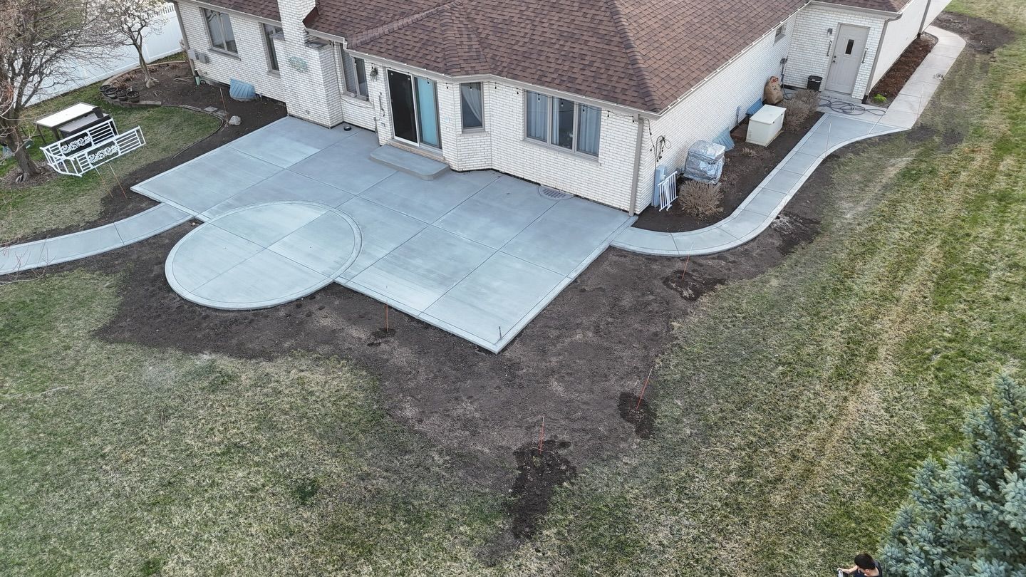 Patio with a circular feature pad and curved walkways